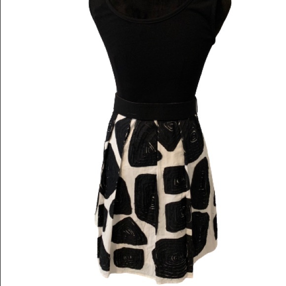 MUSE Black & White Swirl Belted Dress Sz 4 - Picture 4 of 12